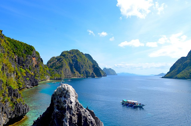 Island hopping boat heading to Big Lagoon on El Nido Palawan Tour A