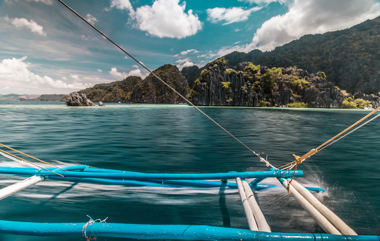 Turquoise water limestone cliffs Coron Palawan island hopping