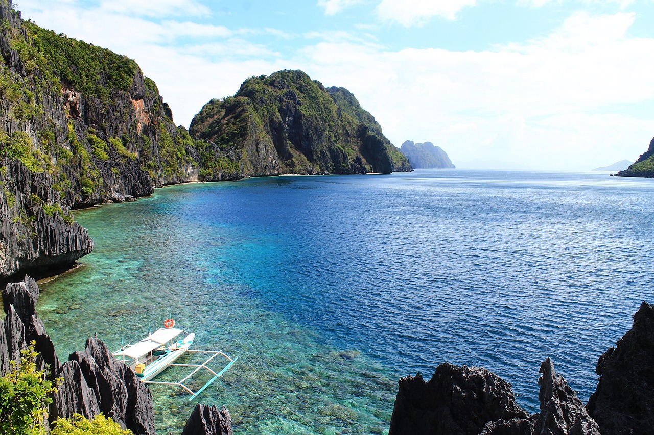 coron-philippines-tourist-boat-sea Tourist boat on sea Philippines Coron Palawan island tour