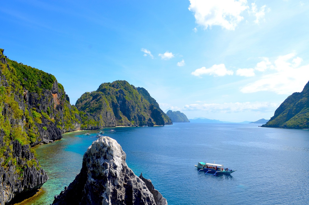Island hopping bangka boat Philippines El Nido Tour C Palawan turquoise water