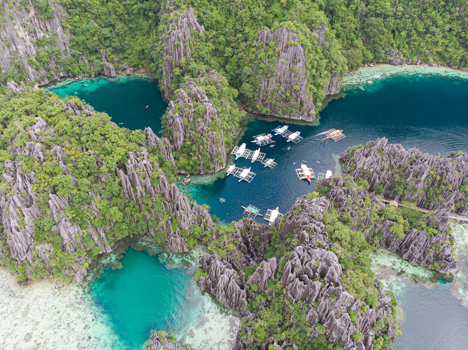 Limestone cliffs and turquoise water in Coron Palawan, home to the best snorkeling for non-divers