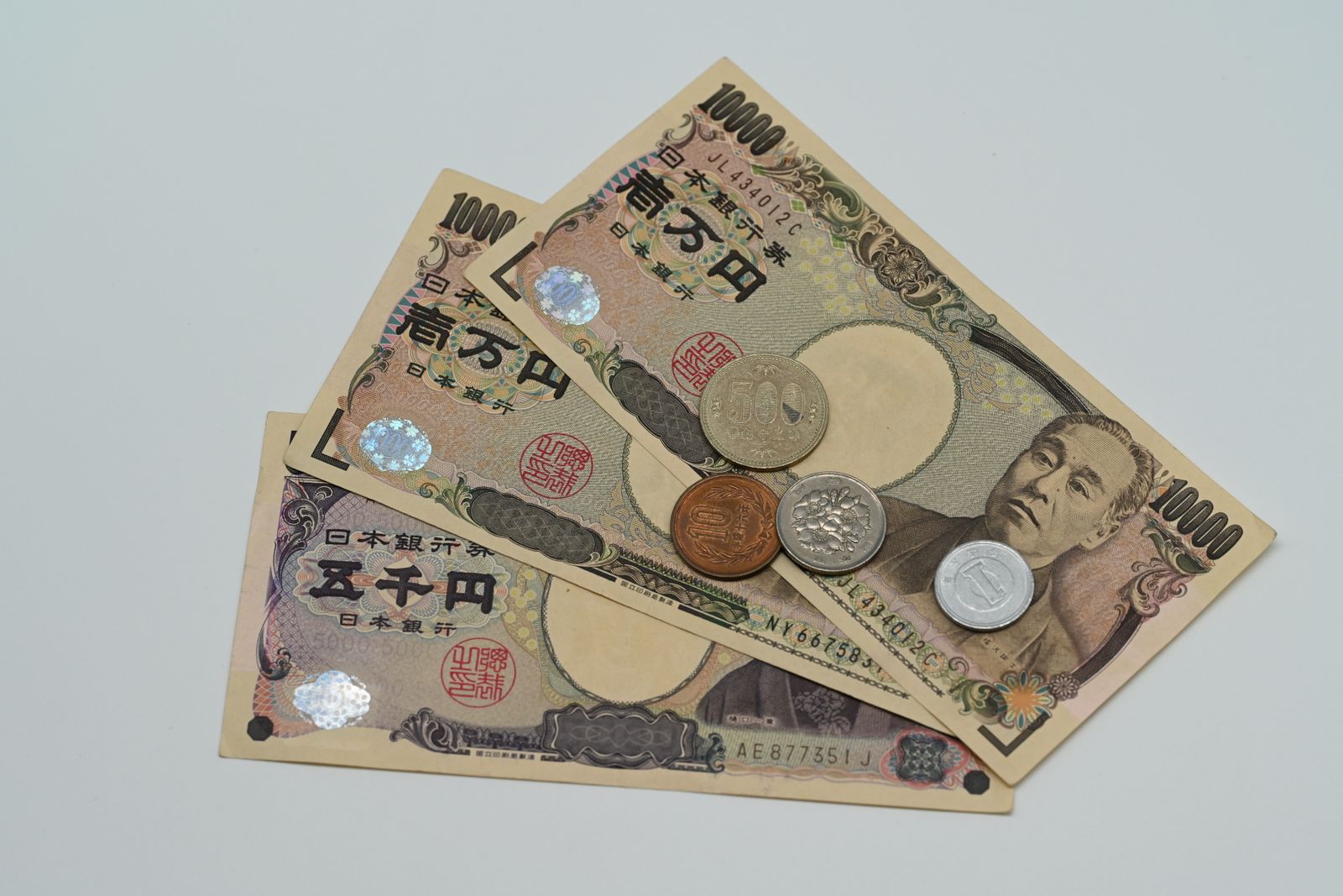 Japanese yen banknotes and coins laid flat, used to plan a Japan trip cost from the Philippines